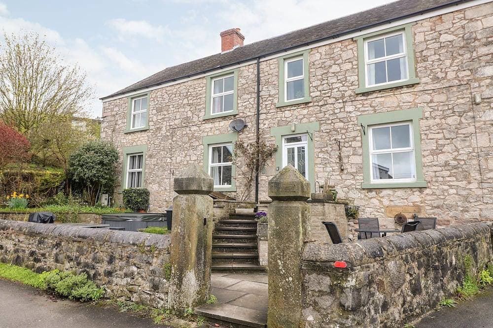 The Old Post Office, pet friendly, with hot tub in Wirksworth 1
