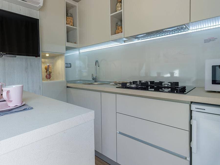 Foto 5 von 24: Camping Porton Nature Hideouts - Mobilheim 2 personen - Comfort | 1 Zi. | 2 Pers. | Erhöhte Terrasse | Klima | TV