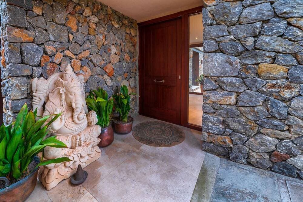 Foto 10 von 30: Atemberaubende moderne Design-Villa am Berg in einzigartiger Lage, Terrassen und Pool