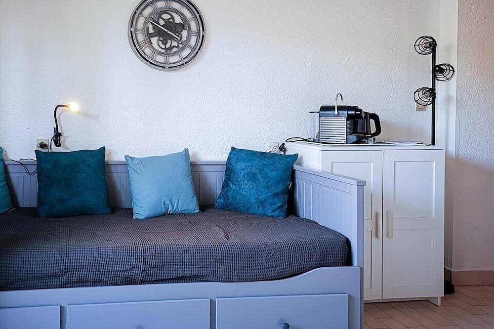 Foto 2 von 11: Prime location in The Lavandou, Studio to rent for 2 people, steps to the beach