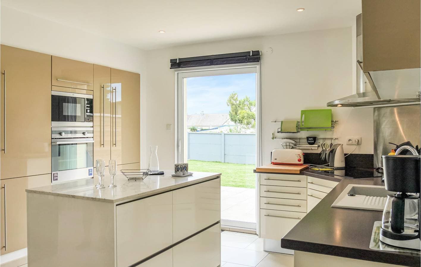 Foto 8 von 36: Juwel am Strand: 160qm mit TV, Parkplatz, Geschirrspüler, Garten und WiFi