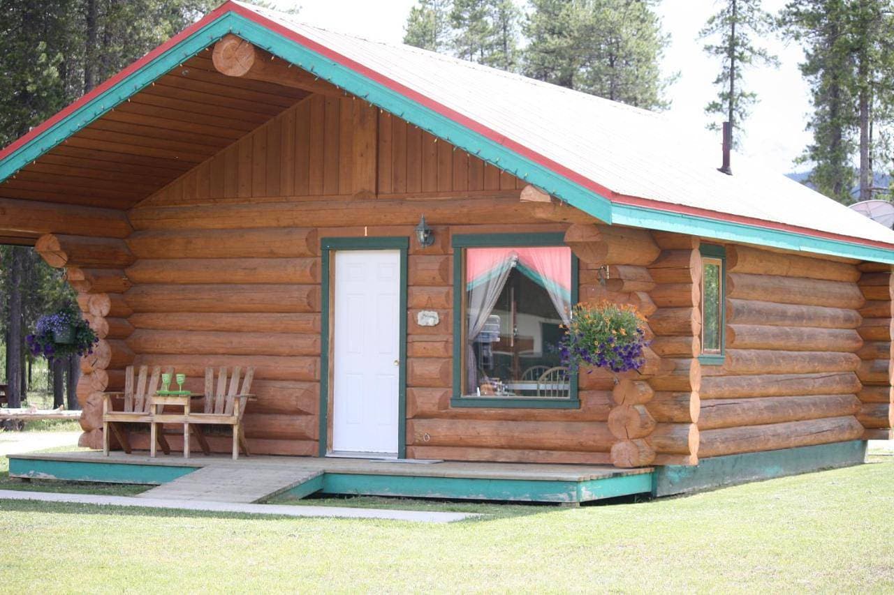 Twin Peaks Hotel Cabins 1