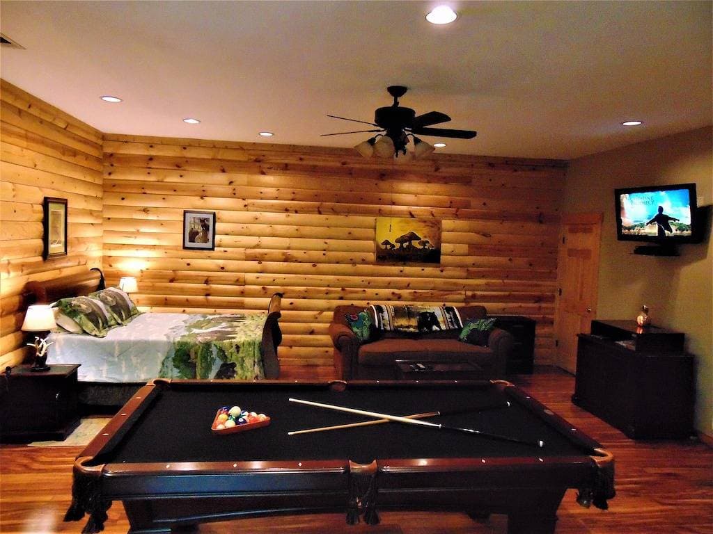Foto 4 von 48: 3 Bezahlungsplan * Honeymoons * Hunde Ok * Netflix * Hot Tubs * Firepits * Pool Table * WIFI * Liebe