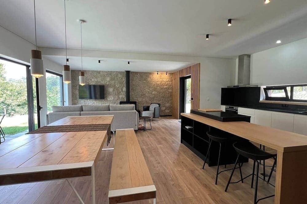 Foto 9 von 16: Modern Stone Villa: Geres views & Private Pool