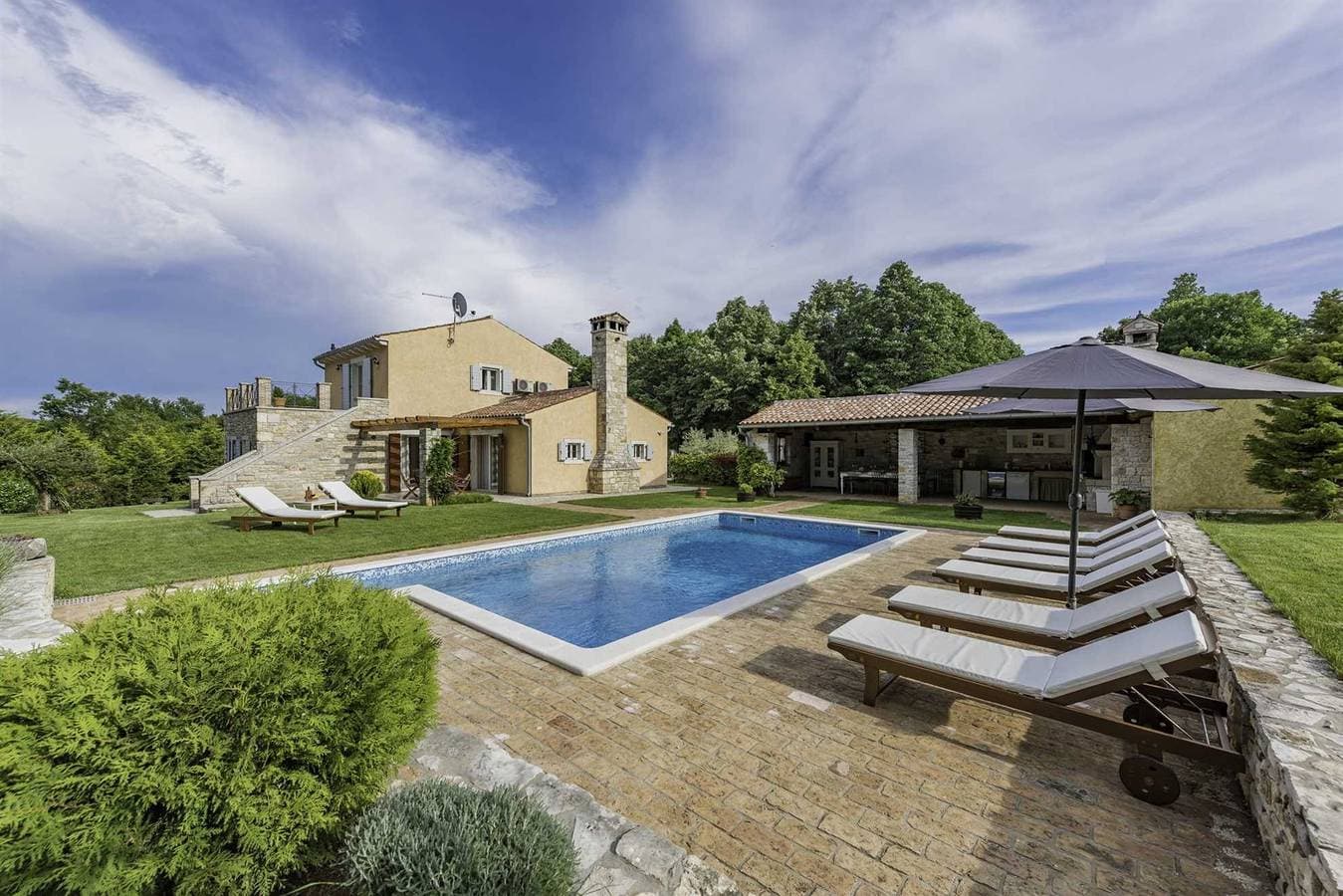 Foto 2 von 72: Ferienhaus Green Escape mit Pool
