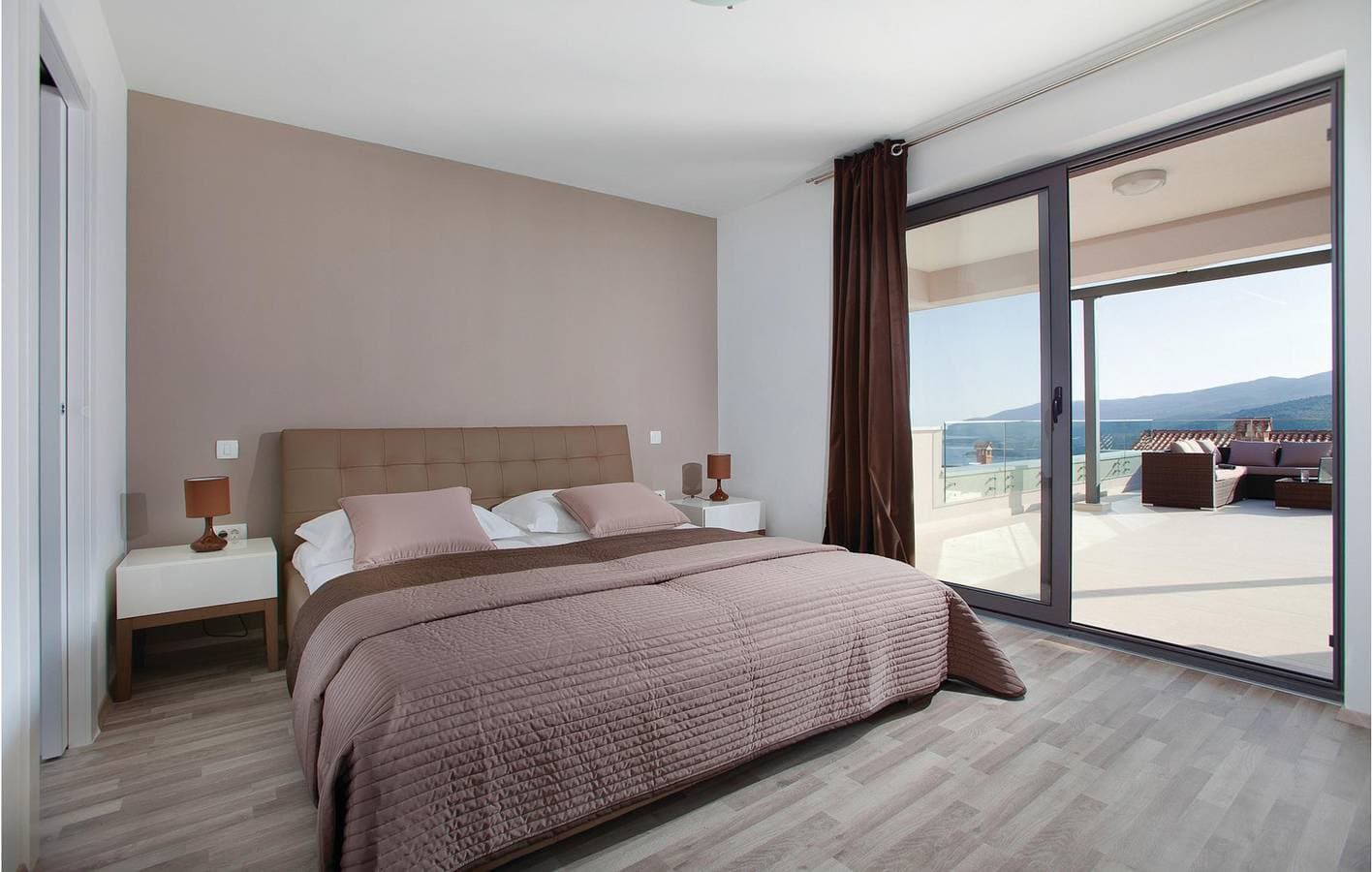 Foto 8 von 33: Geräumige 150 m² große Wohnung mit Pool, 600 m vom Strand entfernt