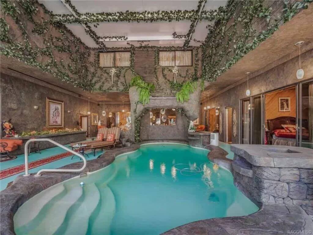 Foto 2 von 19: Entire 4 Suite Botique Hotel like home w/ Indoor Pool & Waterfalls