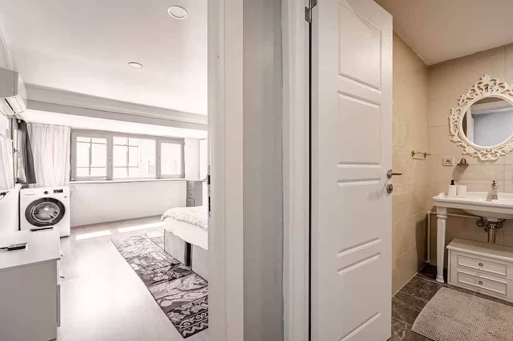 Foto 7 von 21: Cozy Duplex Apartment w/Elevator&Patio Near Metro