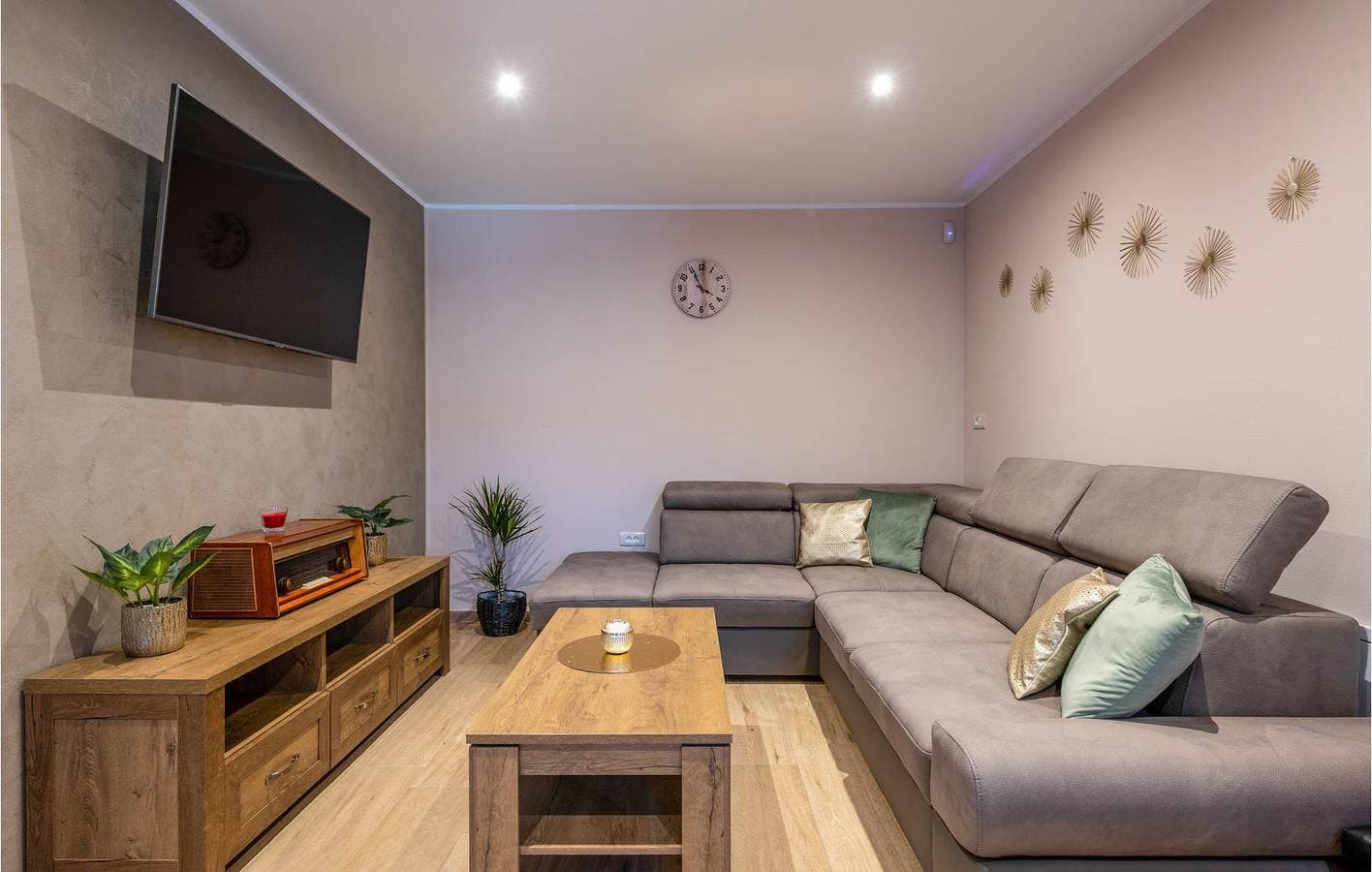 Foto 5 von 33: Charmante 2-Zimmer-Wohnung mit Pool und Terrasse in der Nähe des Stadtzentrums von Koromani