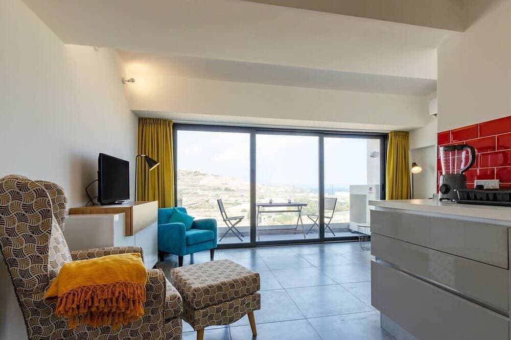 Foto 10 von 14: 2 Bed Apartment w/ Distant Sea and Country Views