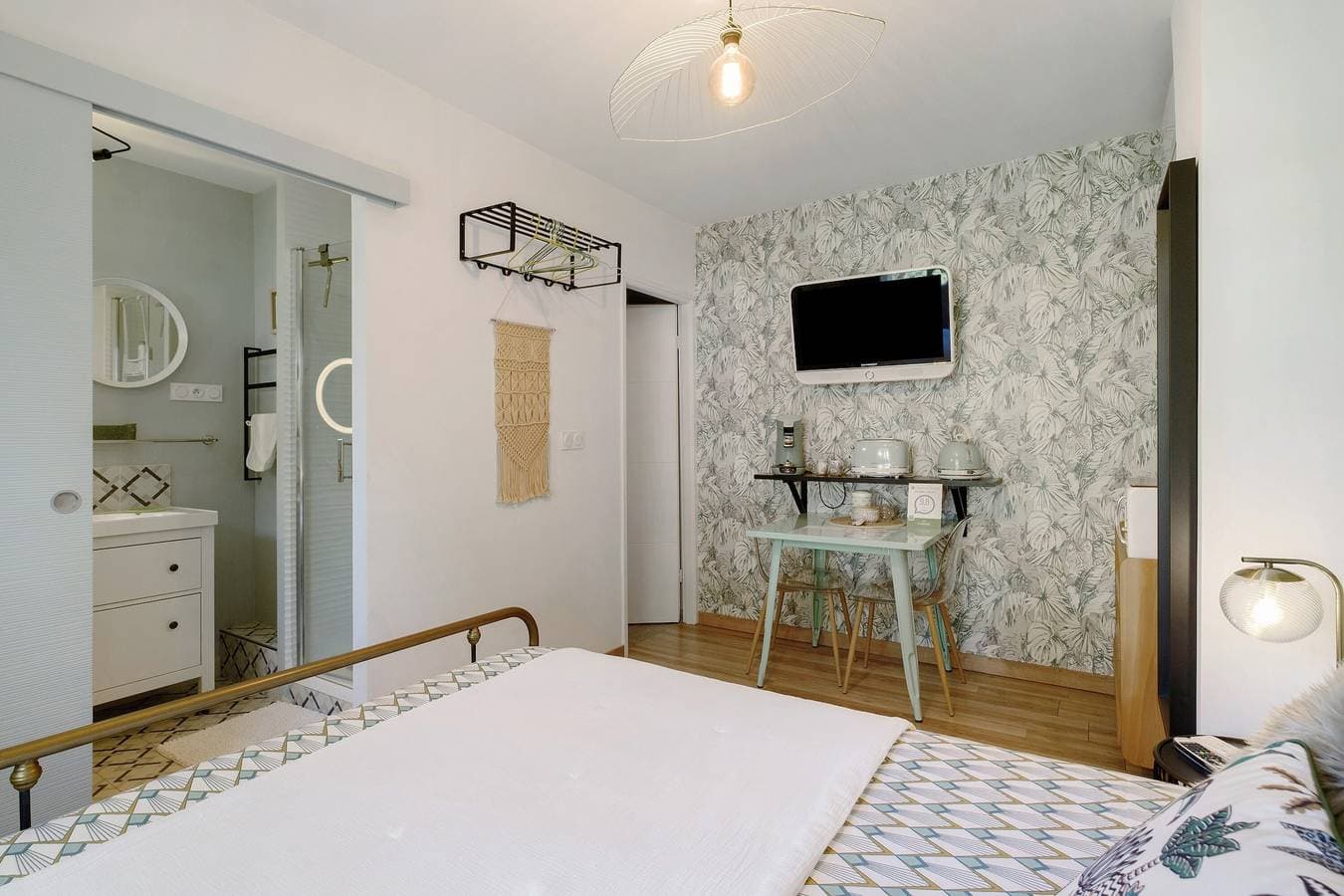Foto 9 von 27: Gästezimmer „Jungle“ mit Gemeinschaftspool, WLAN und Klimaanlage