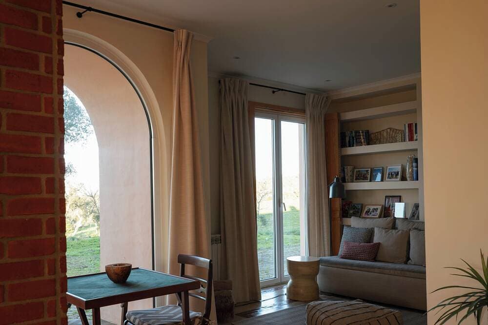 Foto 9 von 30: Elegant Mediterranean Villa - 6 Ensuite Bedrooms with AC - Pool - Sunsets