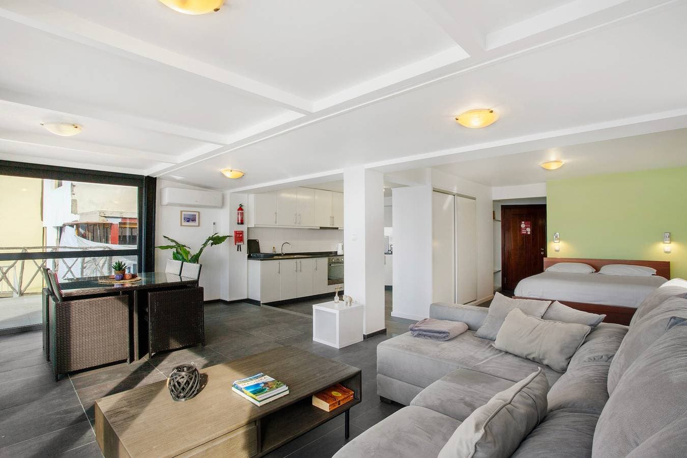 Foto 8 von 25: Ferienwohnung 'The Wave House - Seaside Haven' mit Meerblick, Wi-Fi und Klimaanlage