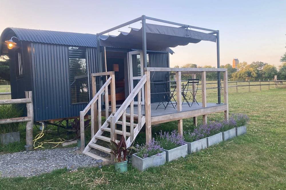 Luxury shepherd's hut near the beach 1