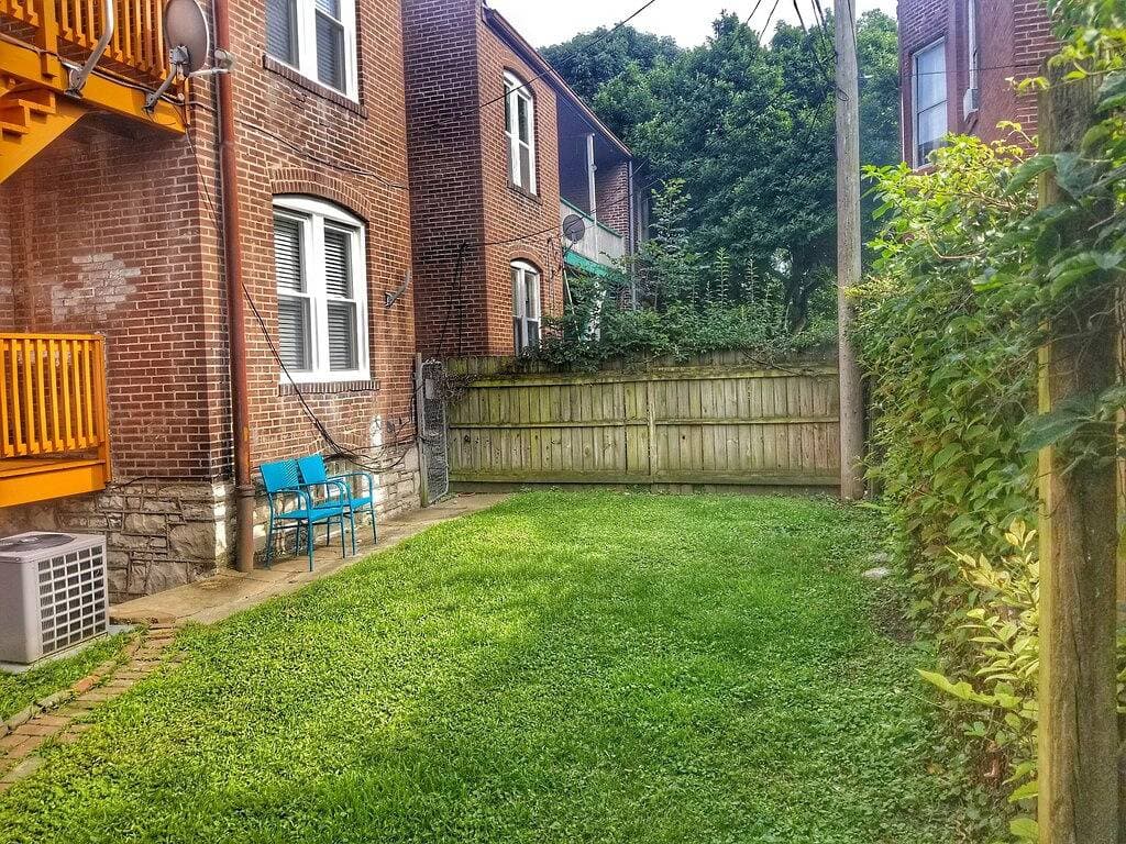 Foto 5 von 41: Irises at Tg Park | Fenced Backyard+W/D+Storage