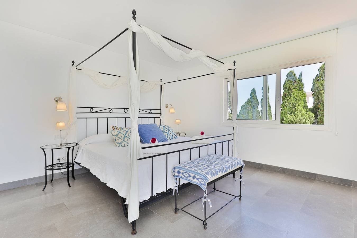 Foto 7 von 40: Deluxe Cala D'or Villa | Casa Morga | 4 Bedrooms | Distant Sea Views | Bright Interior