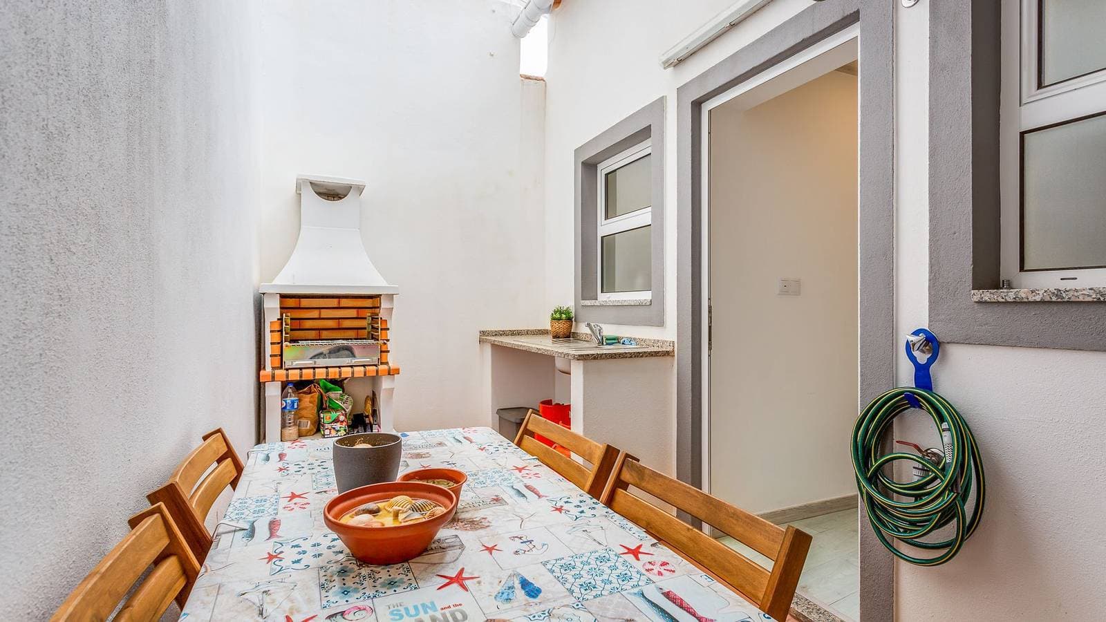 Foto 4 von 21: Glamorous Duplex w/ Patio & BBQ by LovelyStay