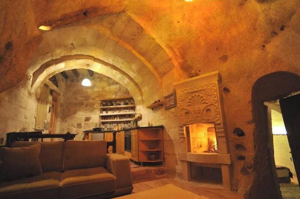 Foto 8 von 25: Anitya Cave House with Turkish Bath – Historic Winery Retreat