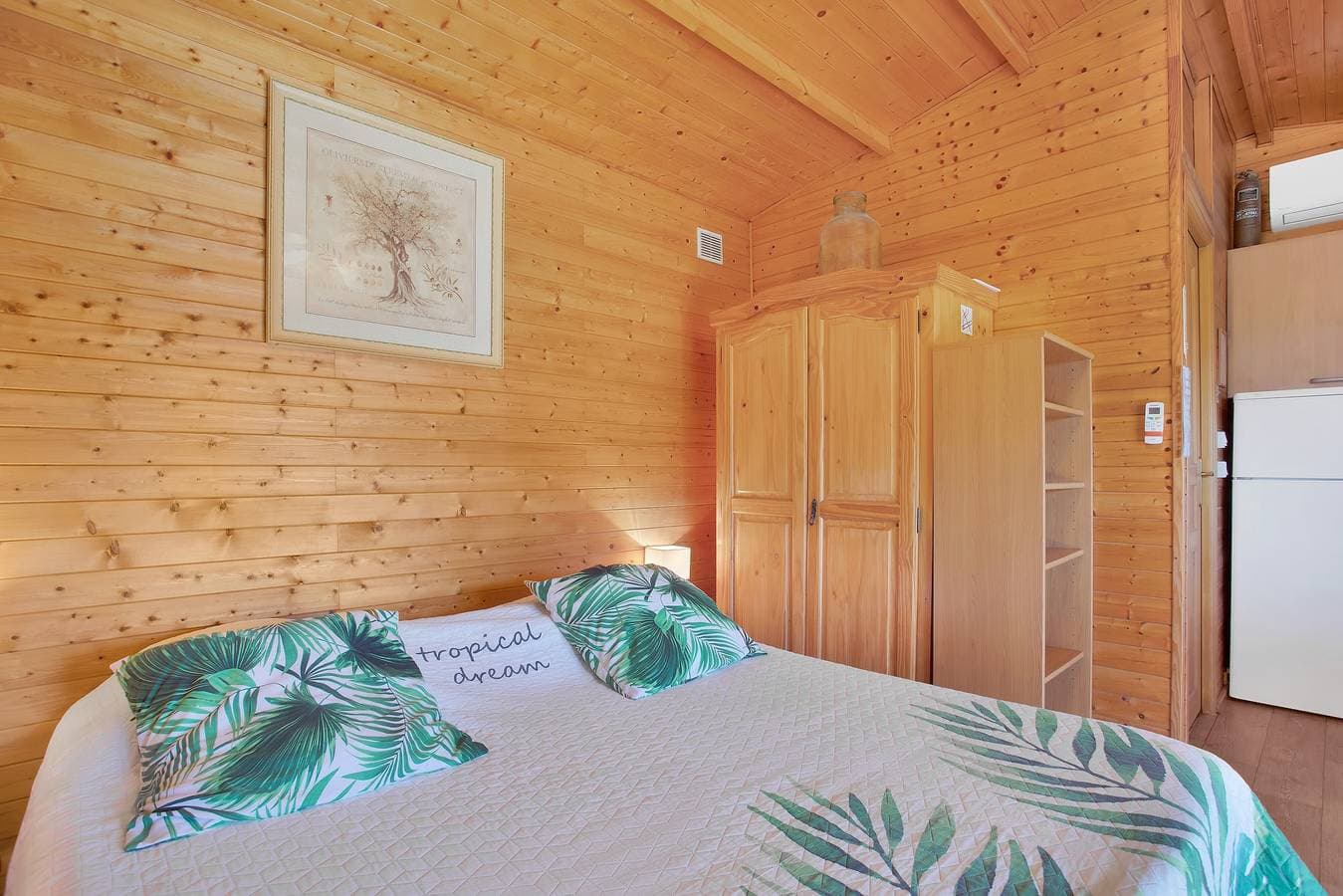 Foto 5 von 24: Chalet „Joli En Bois“ mit privater Terrasse, WLAN und Klimaanlage