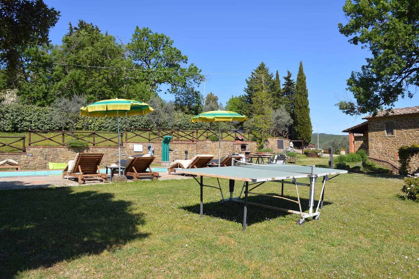 Foto 13 von 30: Villa mit Pool und Garten