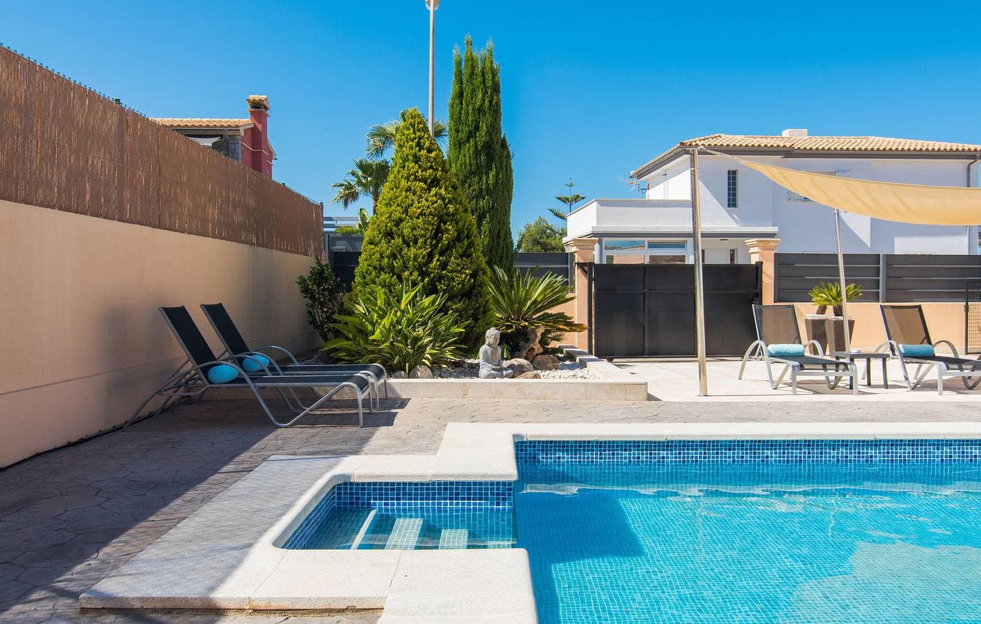 Foto 5 von 41: Ruhige Wohnung mit Meerblick, Pool und Grill