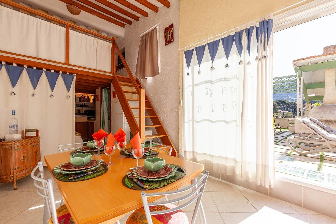 Foto 4 von 20: Loft 'Grand loft avec mezzanine, piscine et climatisation à Cassis'