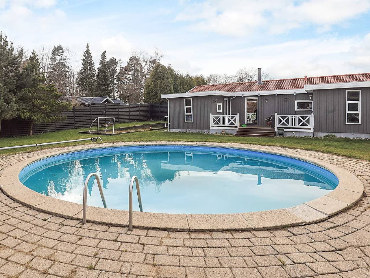 Poolhaus mit Bouleplatz 1