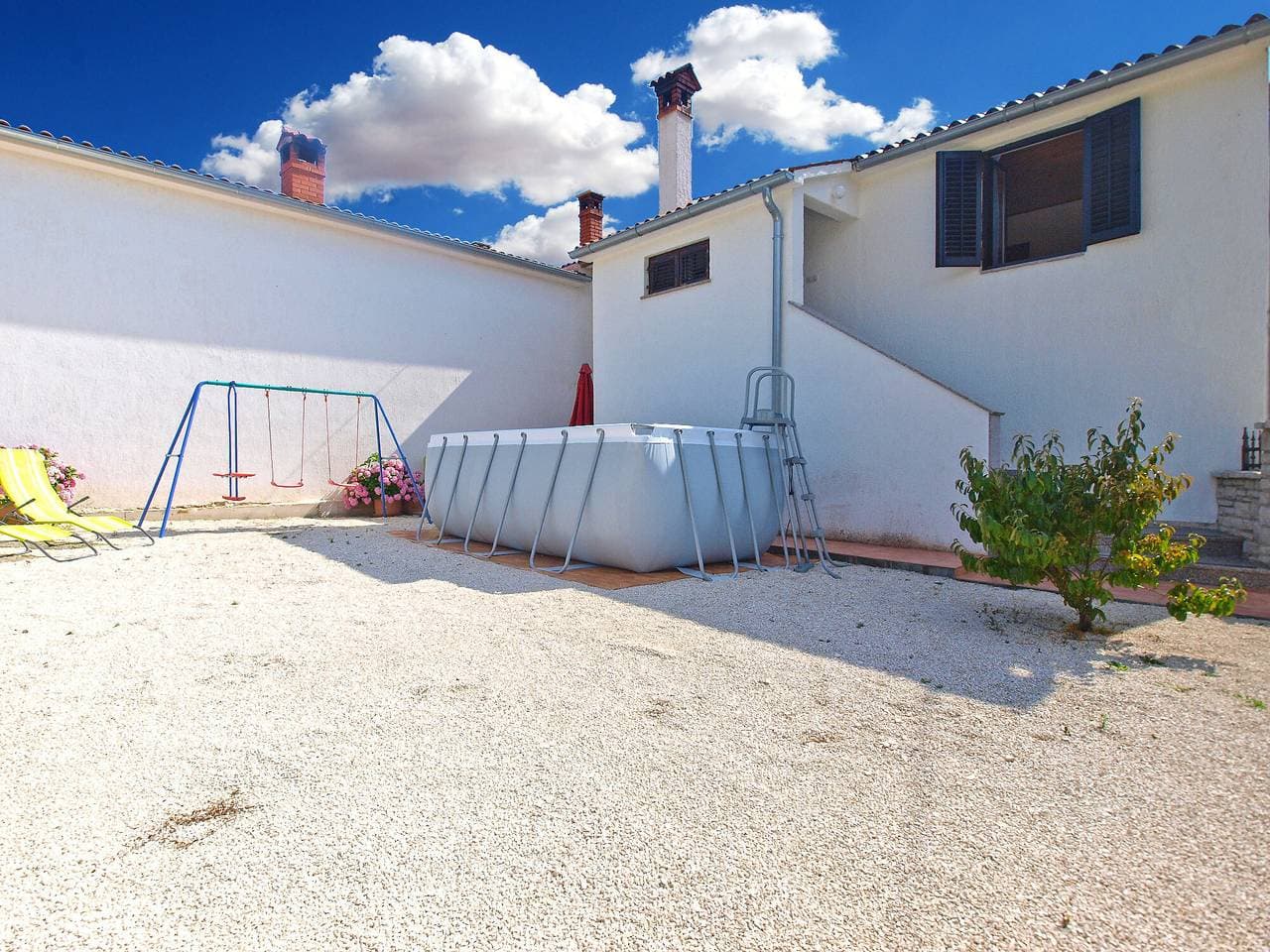 Foto 4 von 27: Ferienhaus für 4 Personen mit Pool