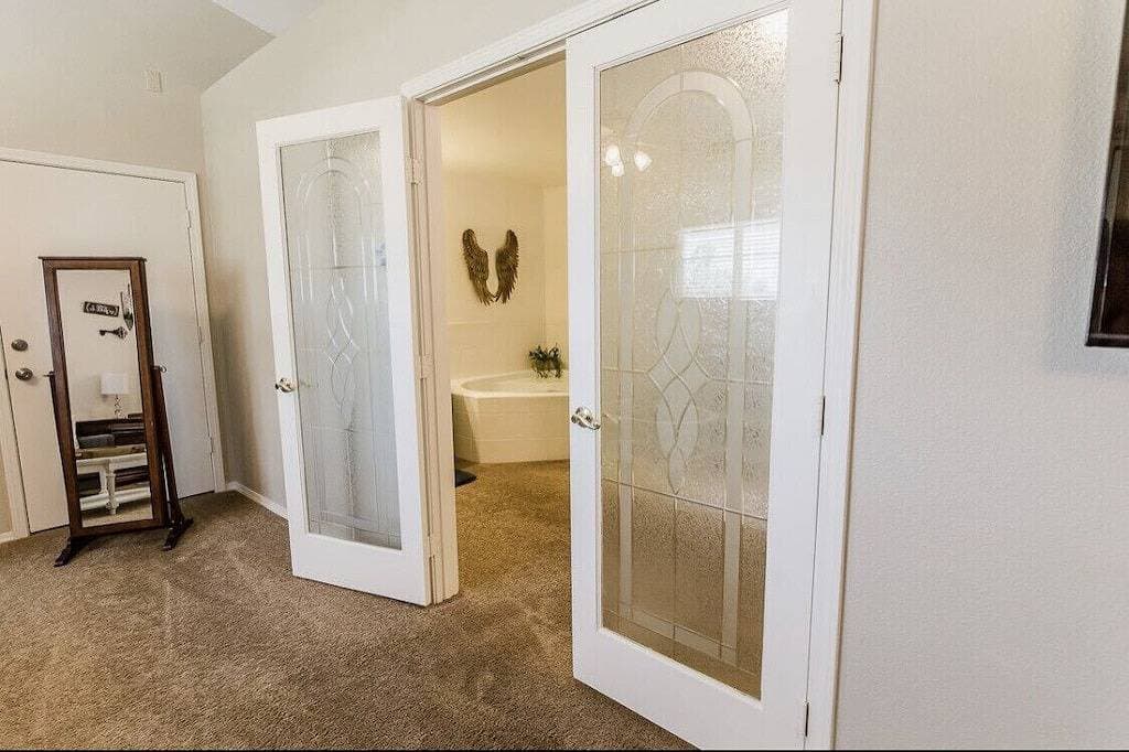 Huge Private Guest suite w/ jet tub in great neighborhood near attractions 1