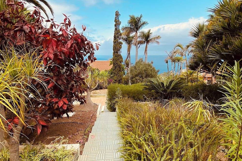 Foto 8 von 18: Ocean views in an oasis of lush vegetation. Jacuzzi and peace and quiet