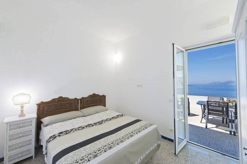 Foto 6 von 30: Schüchterner Praiano mit Blick auf Capri und Positano