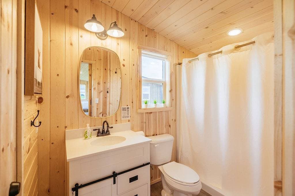 Foto 4 von 28: Off-grid tiny home in apple orchard with million-dollar mountain views!