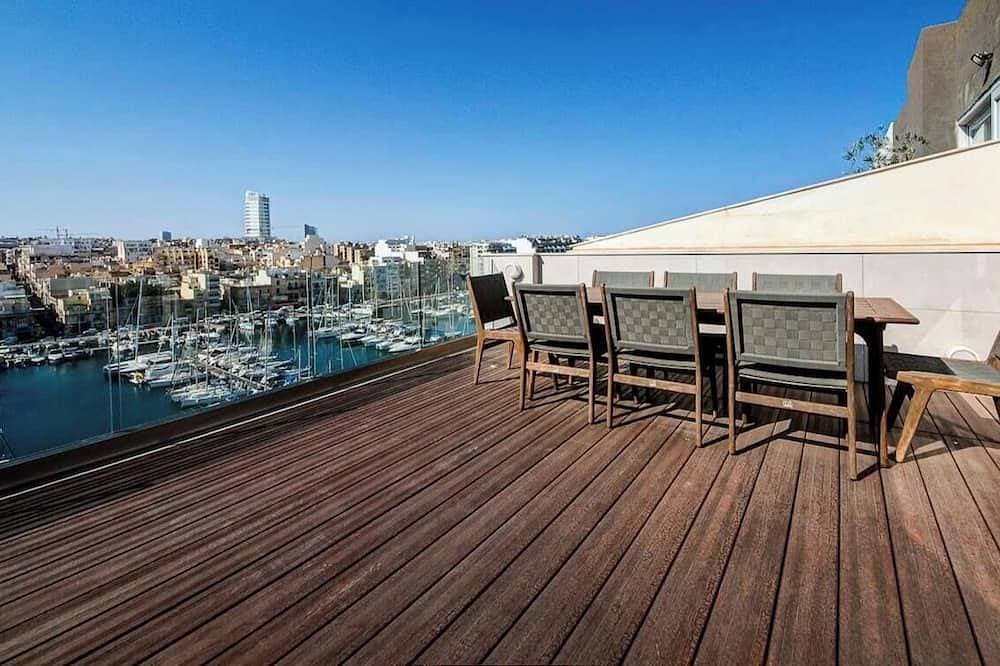 3Br seafront Penthouse in Pietà w/ Private Terrace 1
