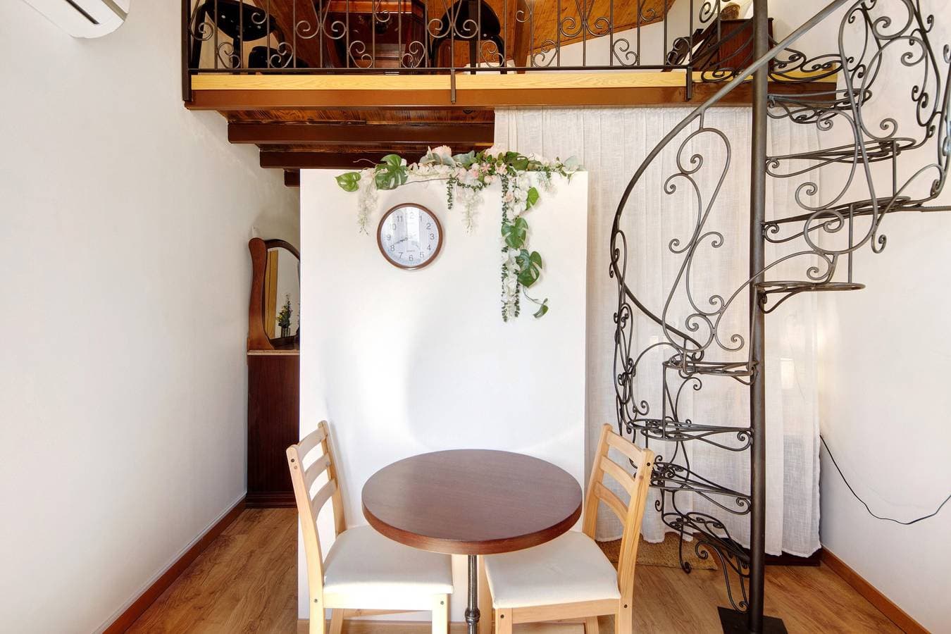 Foto 6 von 43: Romantisches Zimmer – Bergblick, WLAN und Klimaanlage