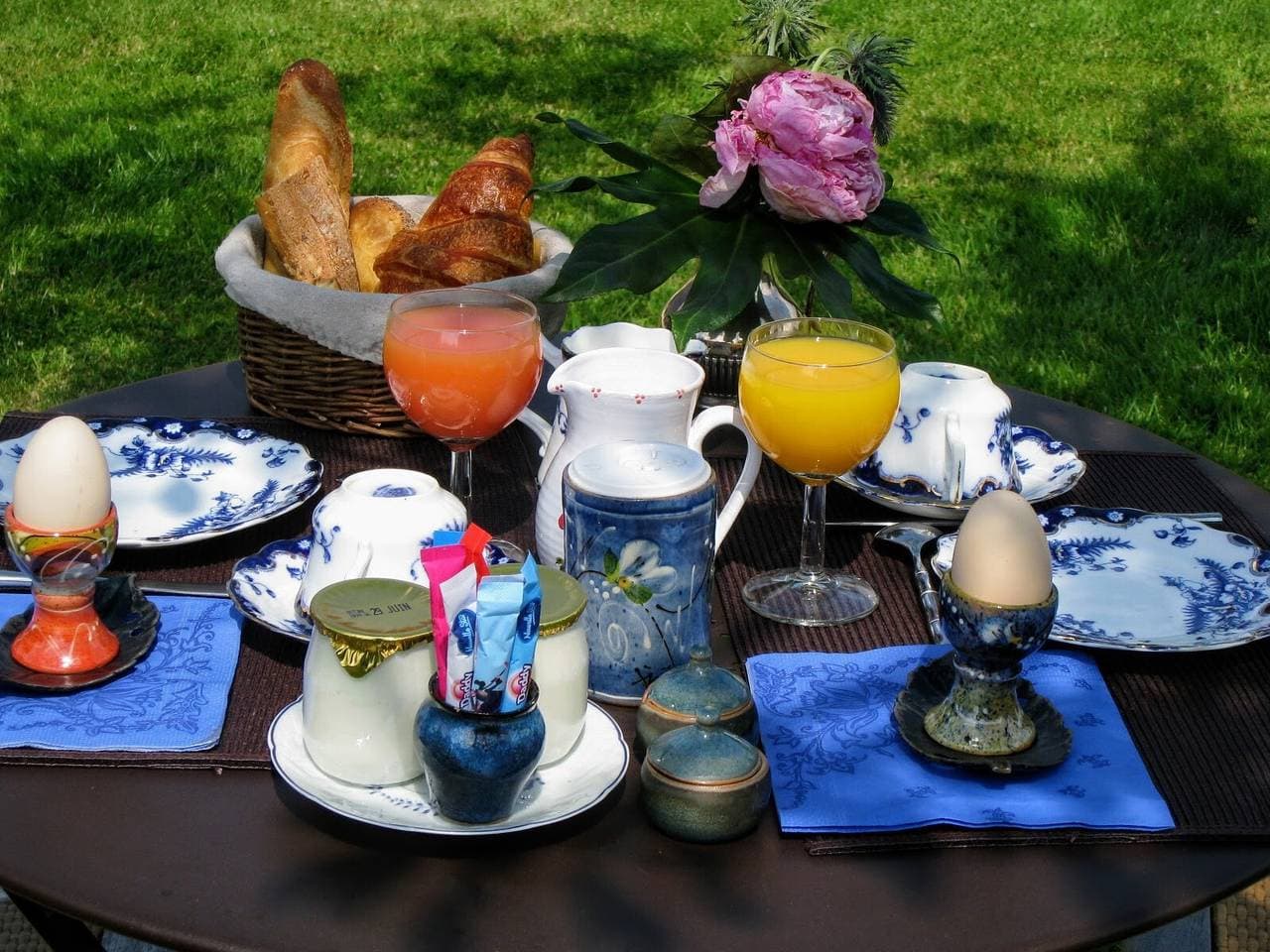 Foto 13 von 16: Gästezimmer „Les Arums“ mit gemeinsamer Terrasse, Garten und WLAN