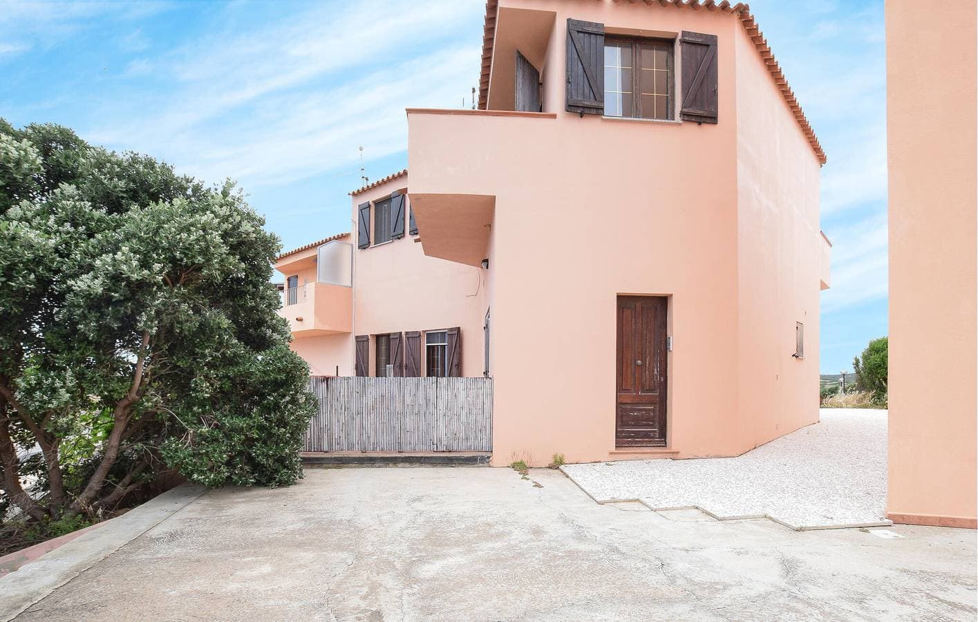 Sunny Beach Apartment mit Terrasse und Parkplatz 1