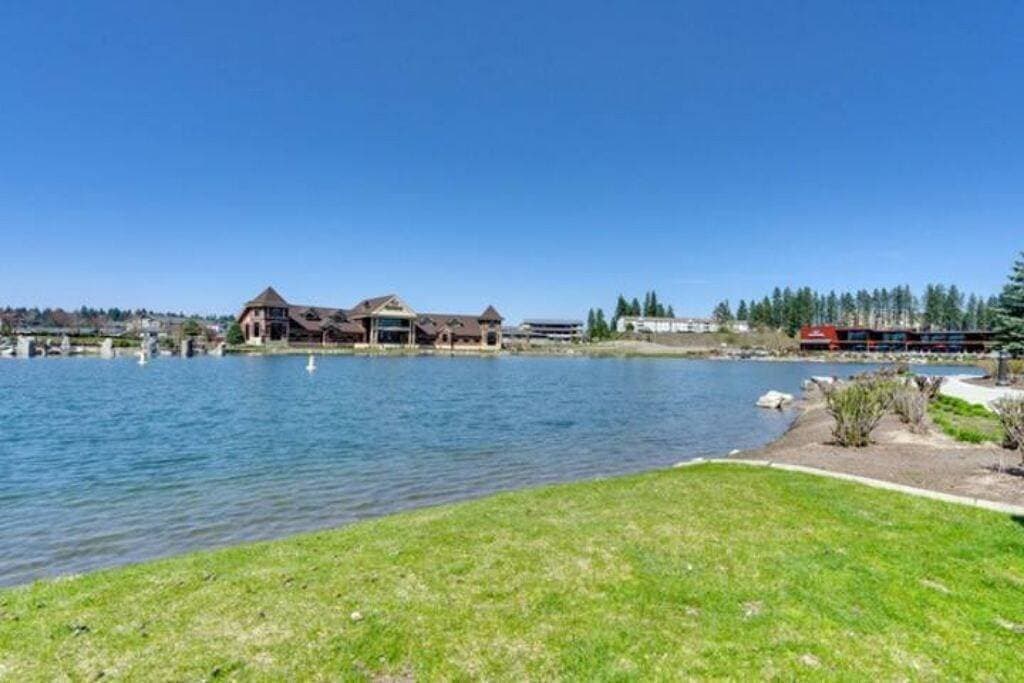 Foto 2 von 28: Riverstone Condo by Lake Cda~King Bed, Walk to Shops & Dining, Close to Downtown