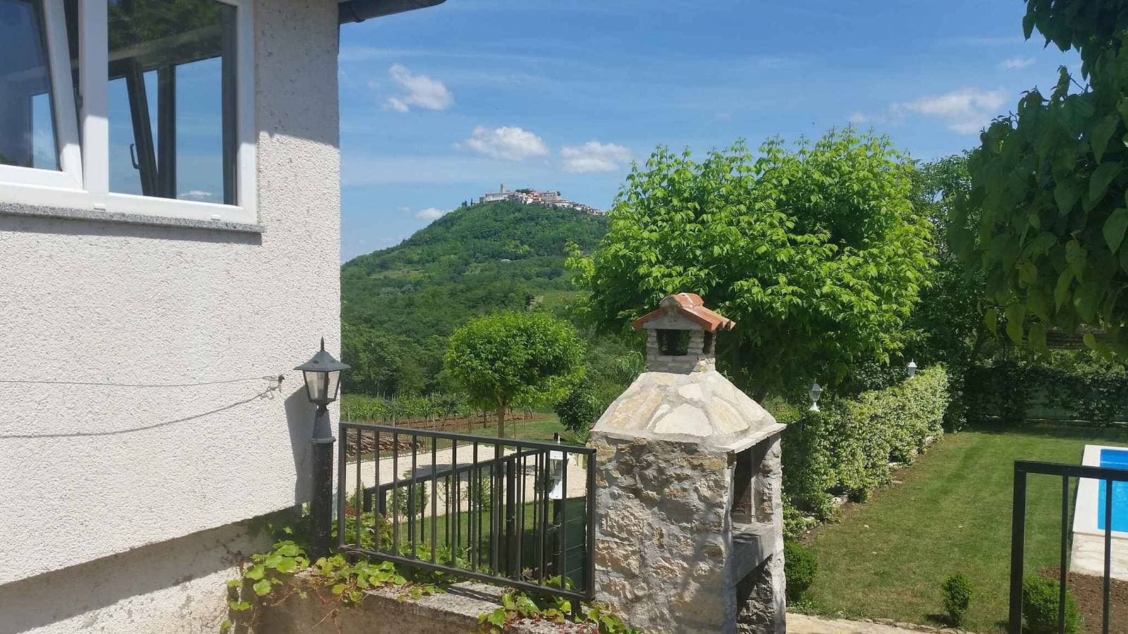 Foto 2 von 26: Ferienhaus mit Pool und Klima