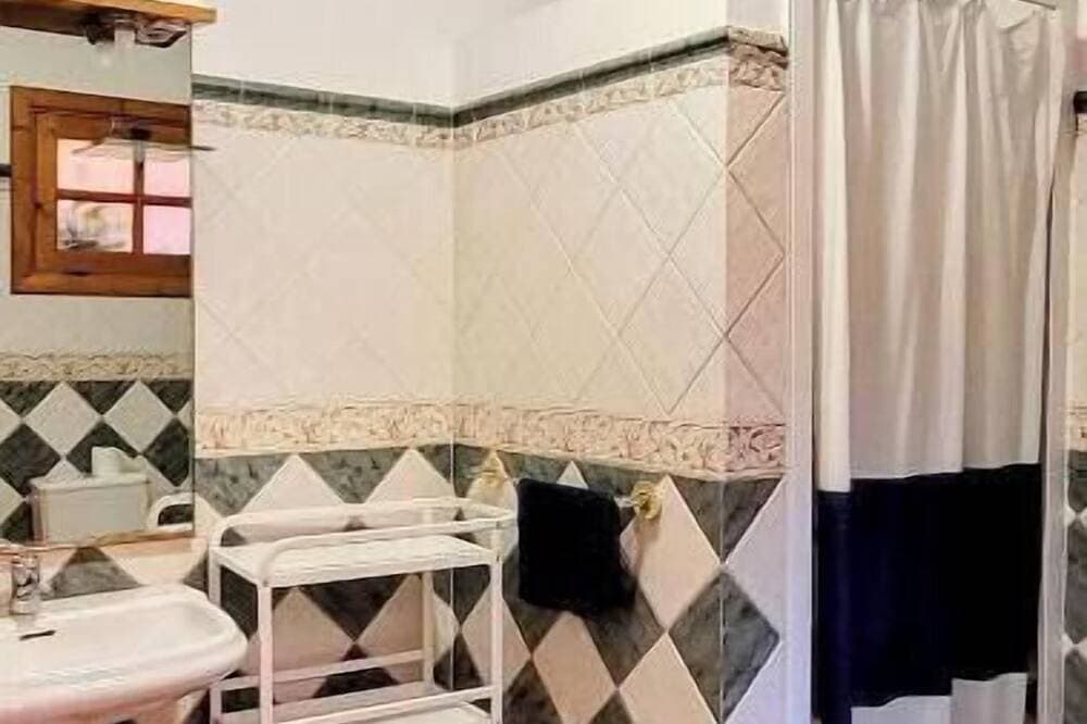 Foto 6 von 12: Large and bright room in Vecindario, with extra-large bed