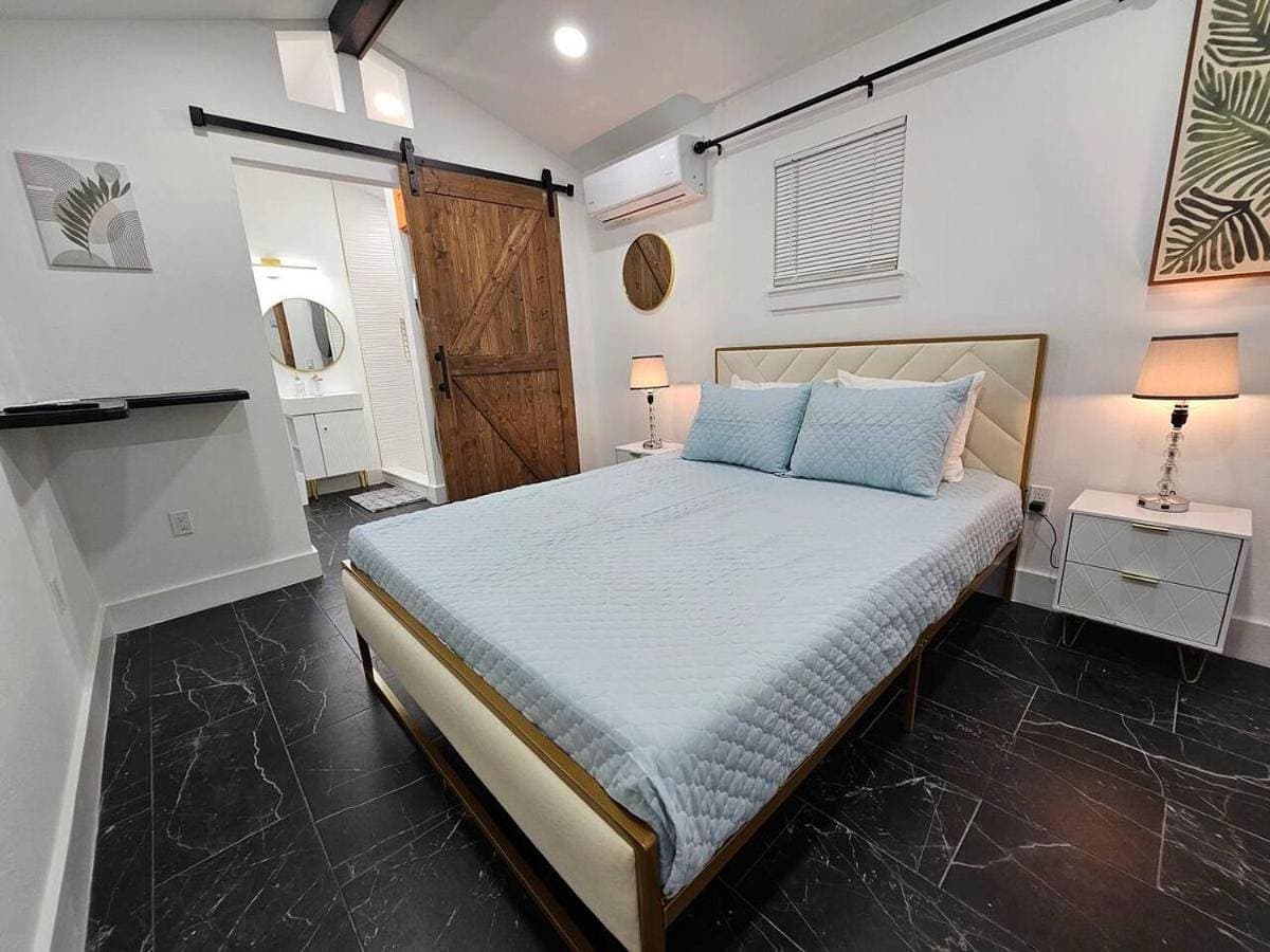 Comfy Tiny Home WP Large Private Deck Queen bed 1