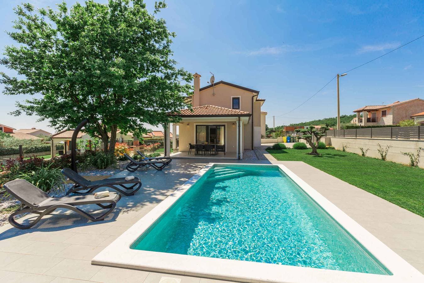 Foto 11 von 47: Ferienhaus mit Pool und schöner überdachter Terrasse