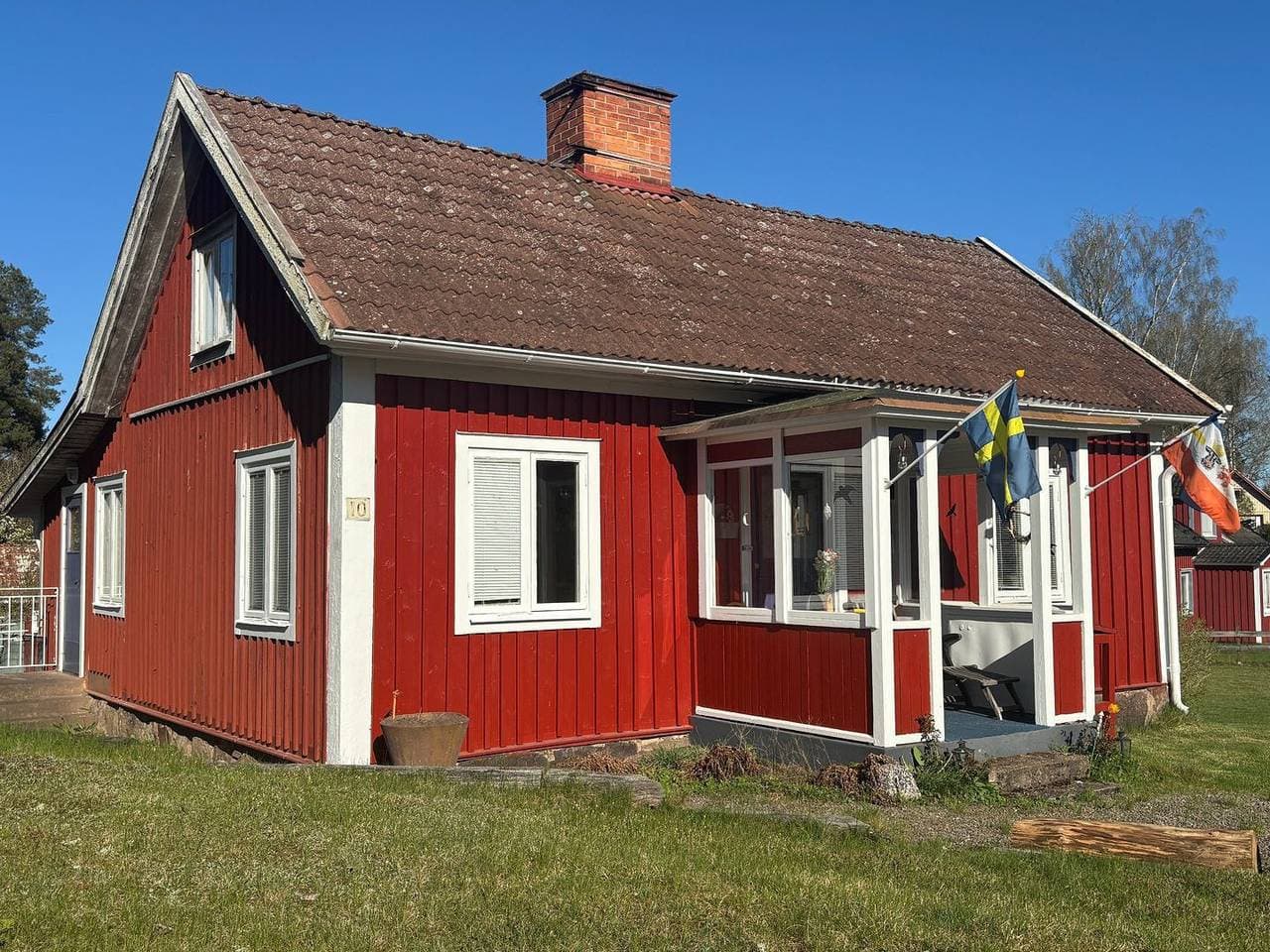 Hus Bockare in Småland – rotes Schwedenhaus mit Kamin & Garten für 5 Pers. 1
