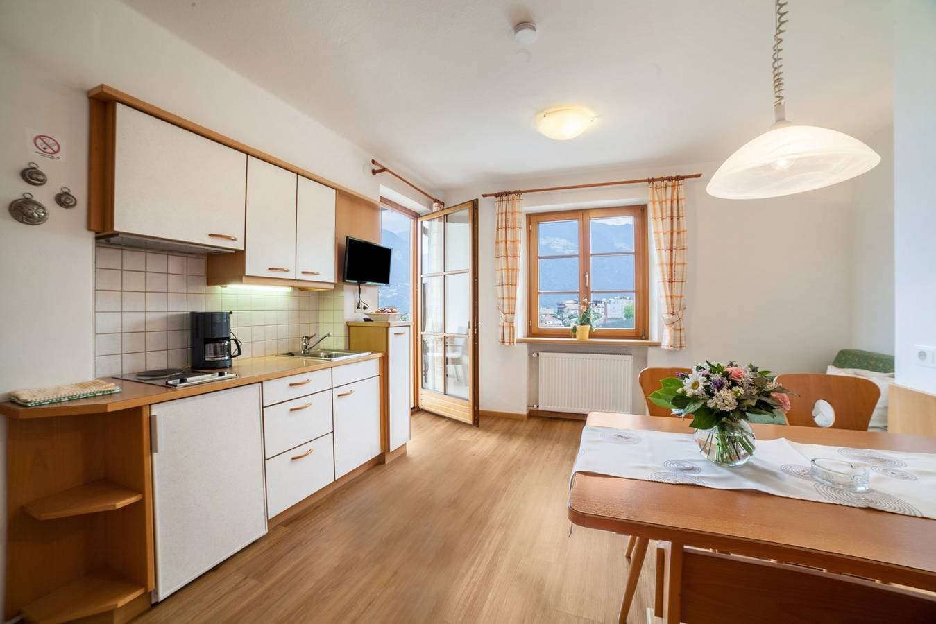 Foto 3 von 22: Ferienwohnung "Hahnenkamm Rainegg" mit Bergblick, WLAN, Garten & Balkon