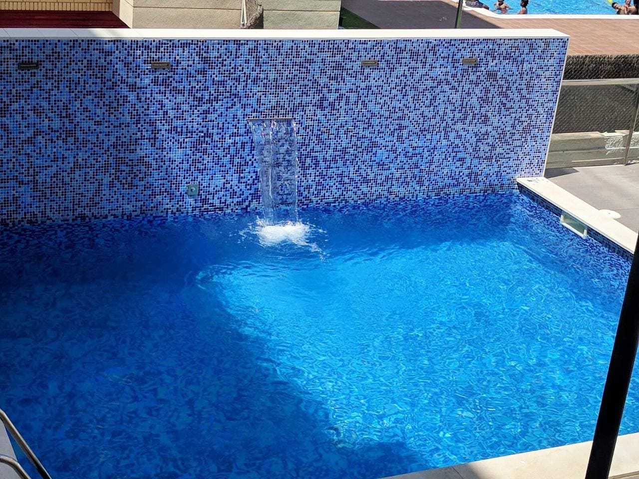 Foto 2 von 19: Appartamento di fronte al mare, piscina, aria condizionata, parcheggio ascensore