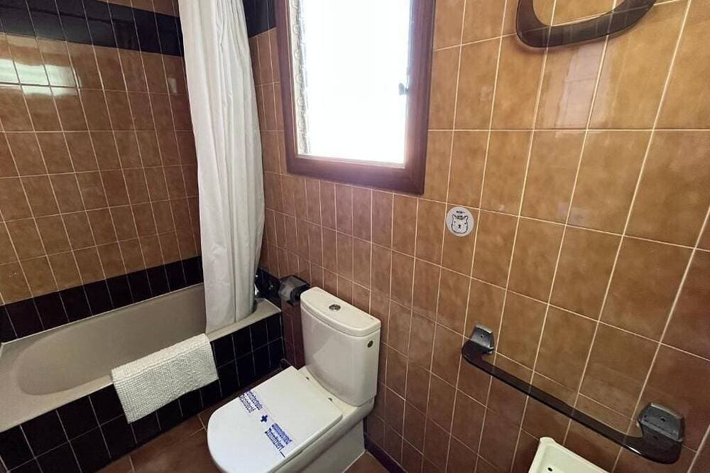 Foto 8 von 30: Geräumiges 3-Zimmer-Apartment direkt am Strand. Rodes-62