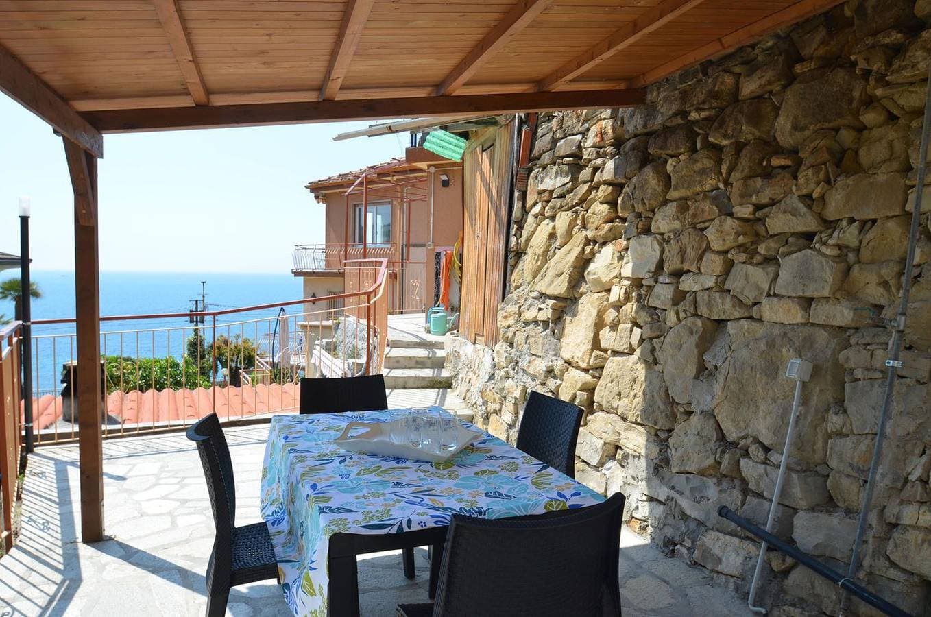 Foto 4 von 23: Neurenovierte Ferienwohnung direkt am Strand mit atemberaubendem Meerblick