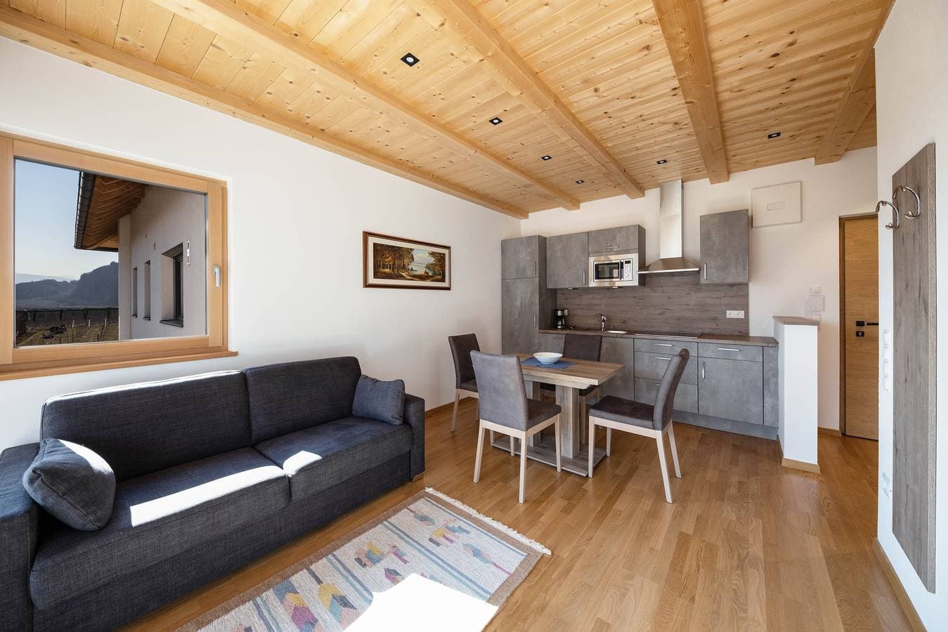 Foto 3 von 25: Helle Ferienwohnung "1 Weger" mit Panoramablick auf die Berge, WLAN & Balkon