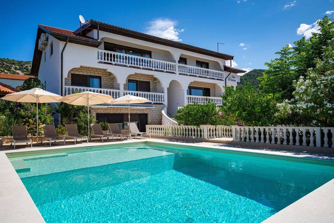 Apartments Villa Verica - Mit Meerblick & Pool auf der Insel Rab 1