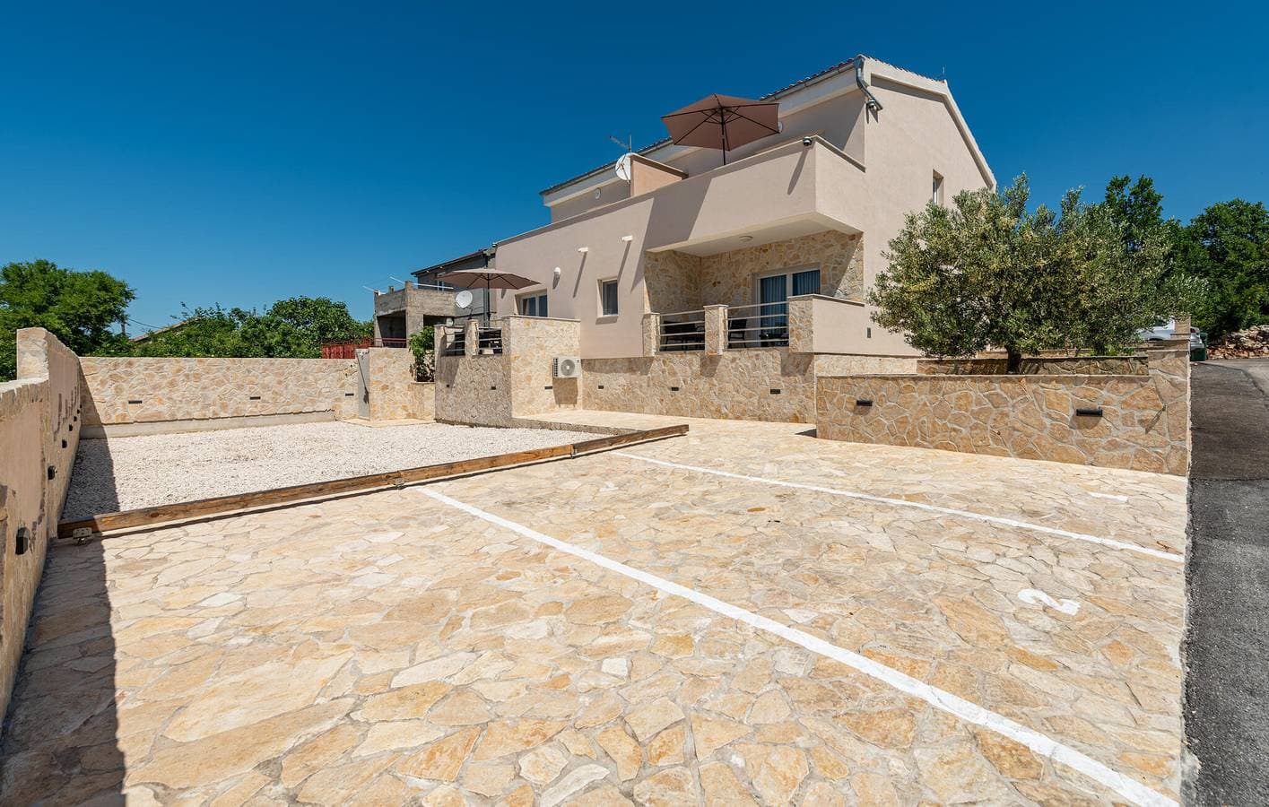 Urlaub am Meer: Gemütliche Ferienwohnung mit Terrasse, Küche und Parkplatz 1