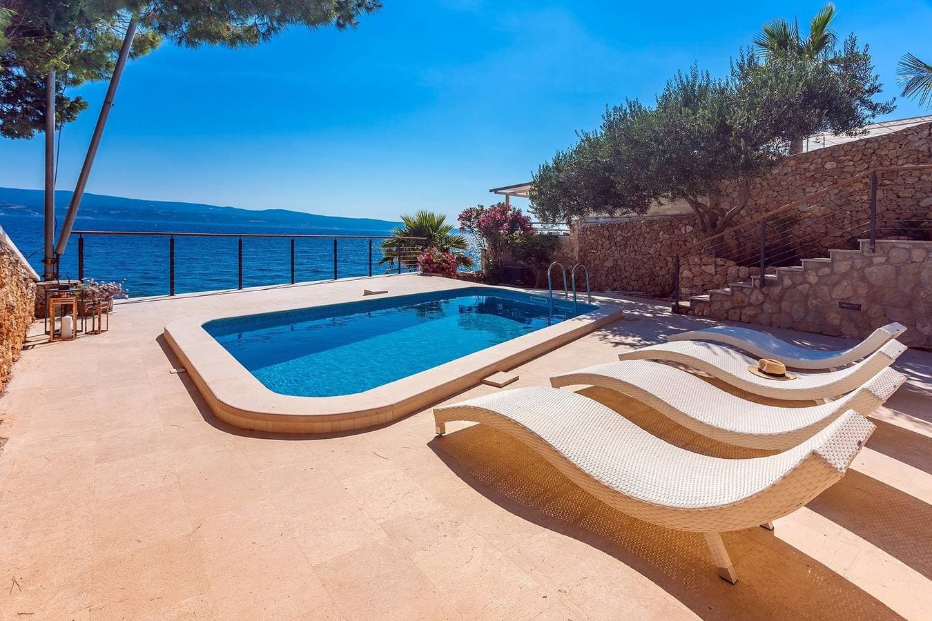 Foto 3 von 51: Beachfront Casa Ahoi with 2 bedrooms, heated pool, Villa with amazing sea views